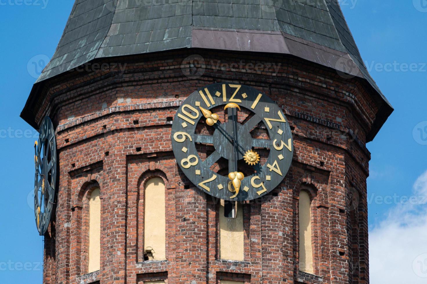 torre dell'orologio della cattedrale di konigsberg. monumento in stile gotico in mattoni a kaliningrad, russia. Emanuele Kant isola. foto