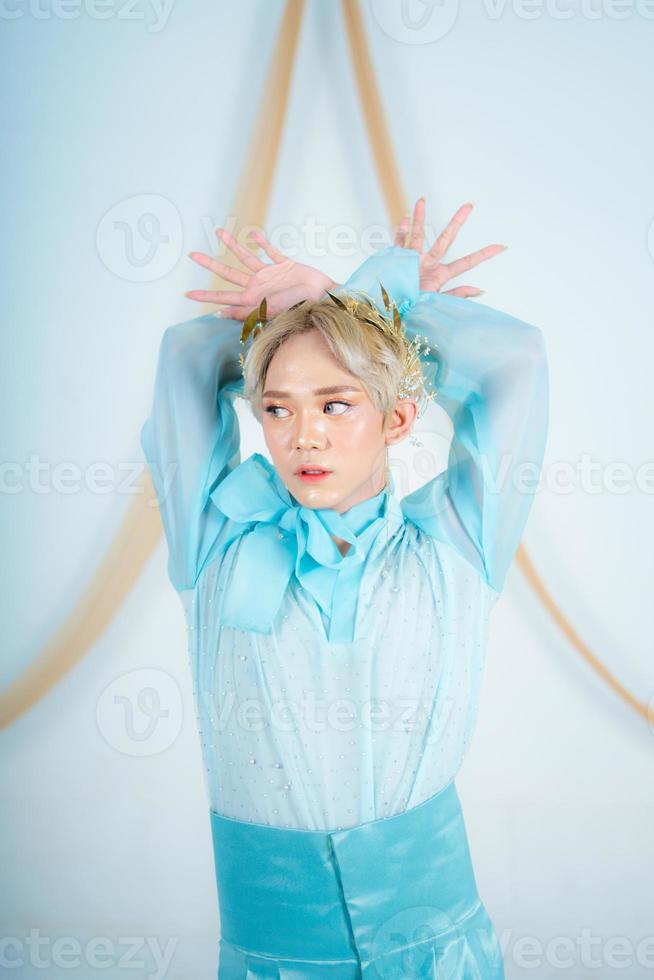 un asiatico donna con raggiante trucco in posa molto elegantemente foto