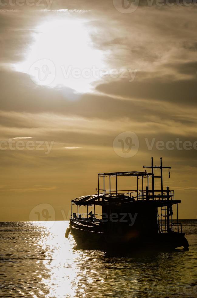 pesca barca nel il mare nel silhouette stile foto