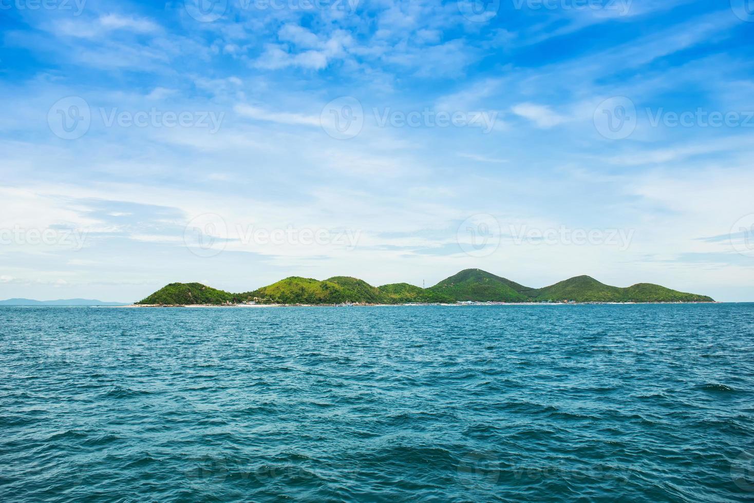 tropicale isola con mare e cielo foto