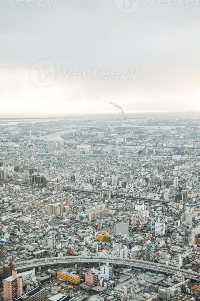 Asia attività commerciale concetto per vero tenuta e aziendale costruzione - panoramico moderno città orizzonte uccello occhio aereo Visualizza sotto drammatico cielo e mattina nebbia nel tokyo, Giappone foto