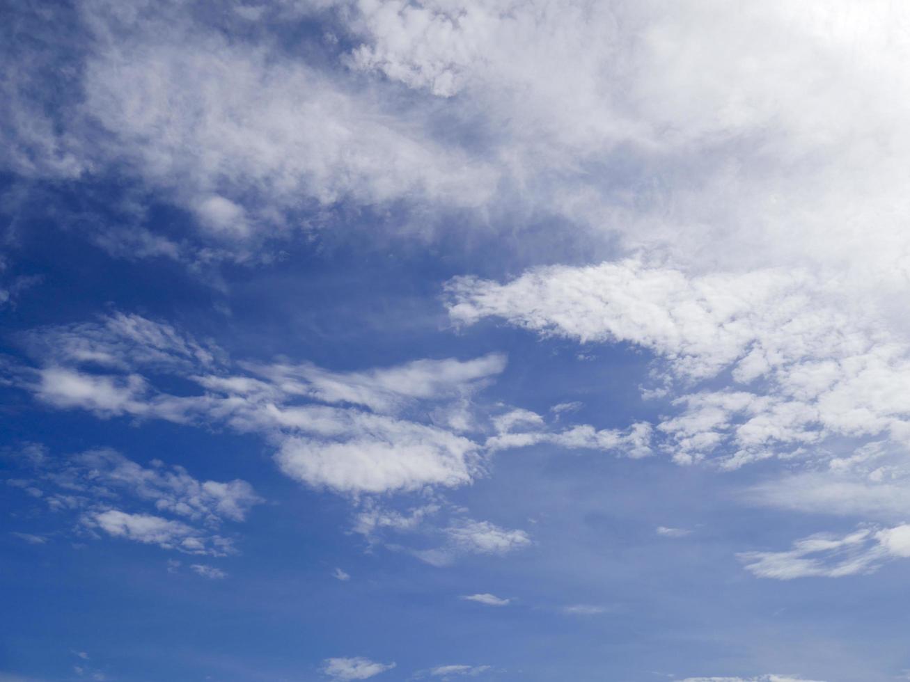 sfondo del cielo blu con nuvole bianche foto