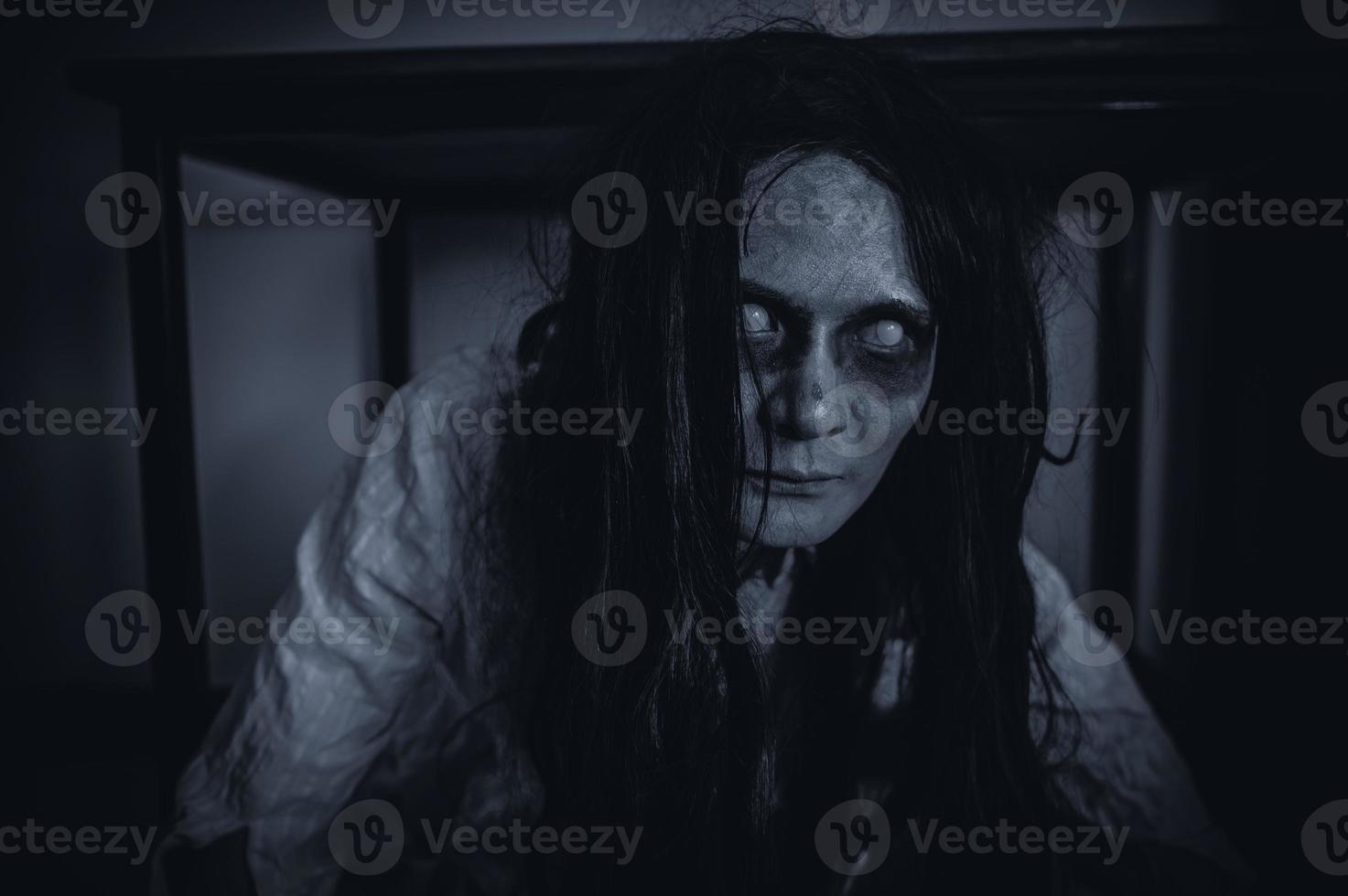 ritratto di donna asiatica make up fantasma, scena horror spaventosa per lo sfondo, concetto di festival di halloween, poster di film di fantasmi, spirito arrabbiato nell'appartamento foto