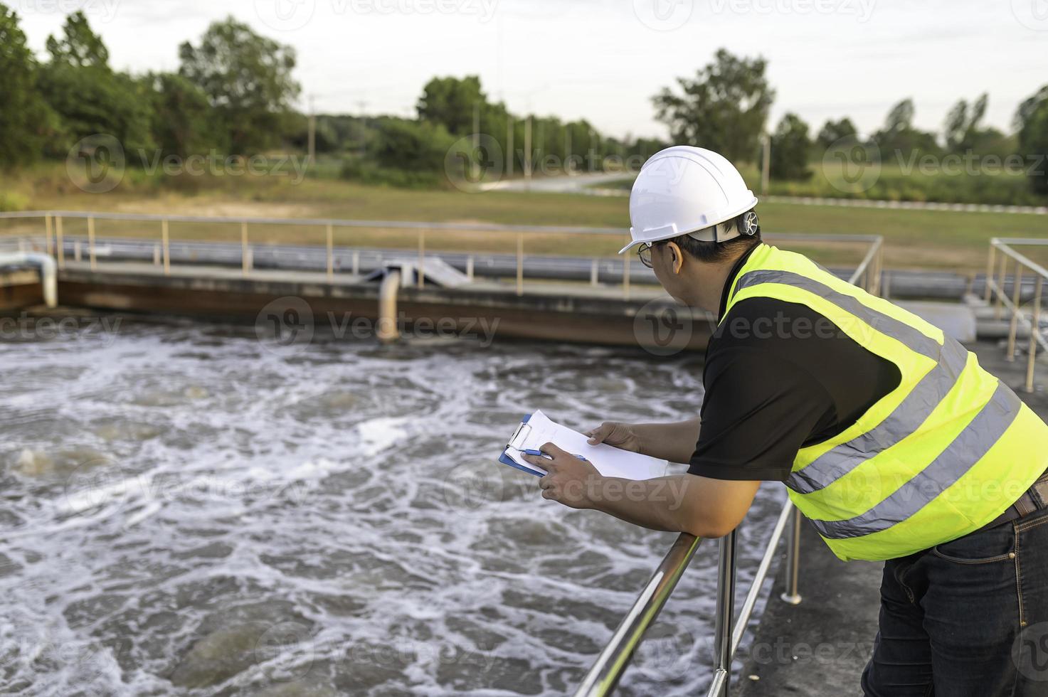 gli ingegneri ambientali lavorano presso gli impianti di trattamento delle acque reflue, l'ingegneria dell'approvvigionamento idrico lavora presso l'impianto di riciclaggio dell'acqua per il riutilizzo foto