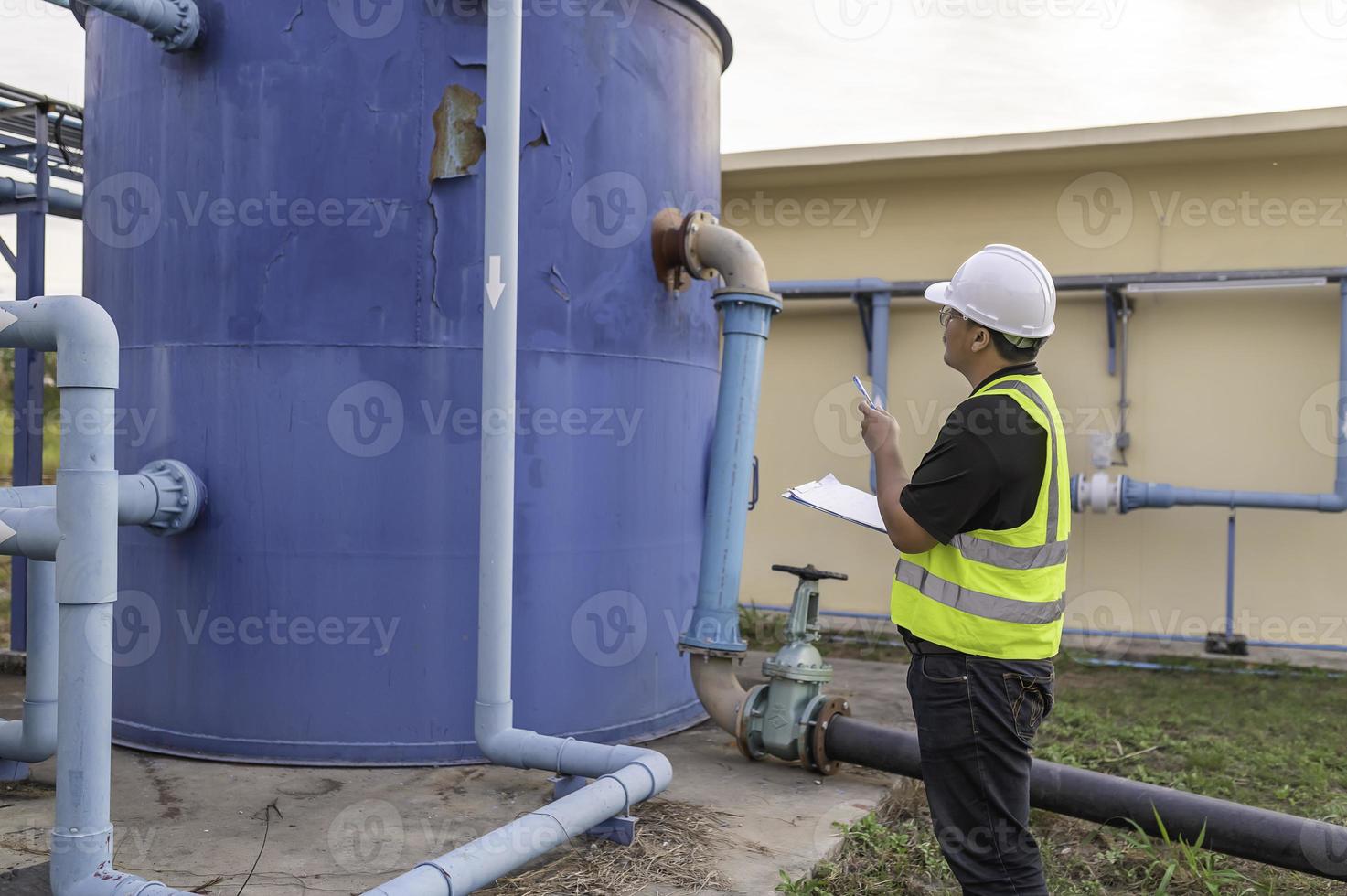 ambientale ingegneri opera a acque reflue trattamento piante, maschio idraulico tecnico Lavorando a acqua fornitura foto