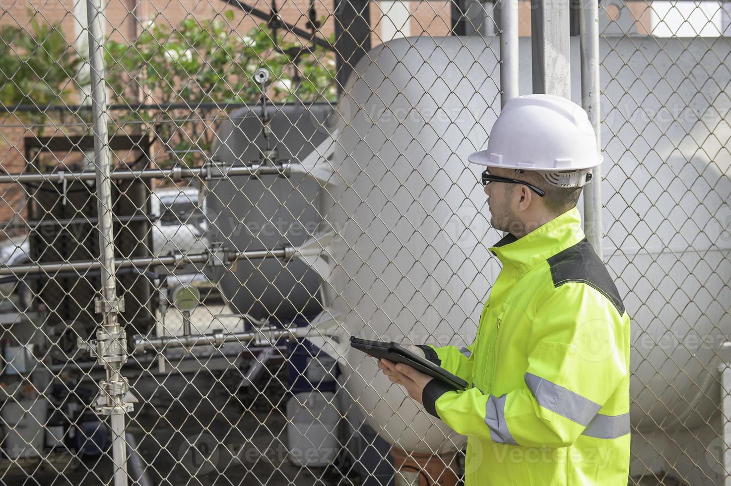 gli ingegneri lavorano sul posto di lavoro per mantenere l'elio liquido, il controllo del programma di manutenzione preventiva, la gente della Tailandia foto