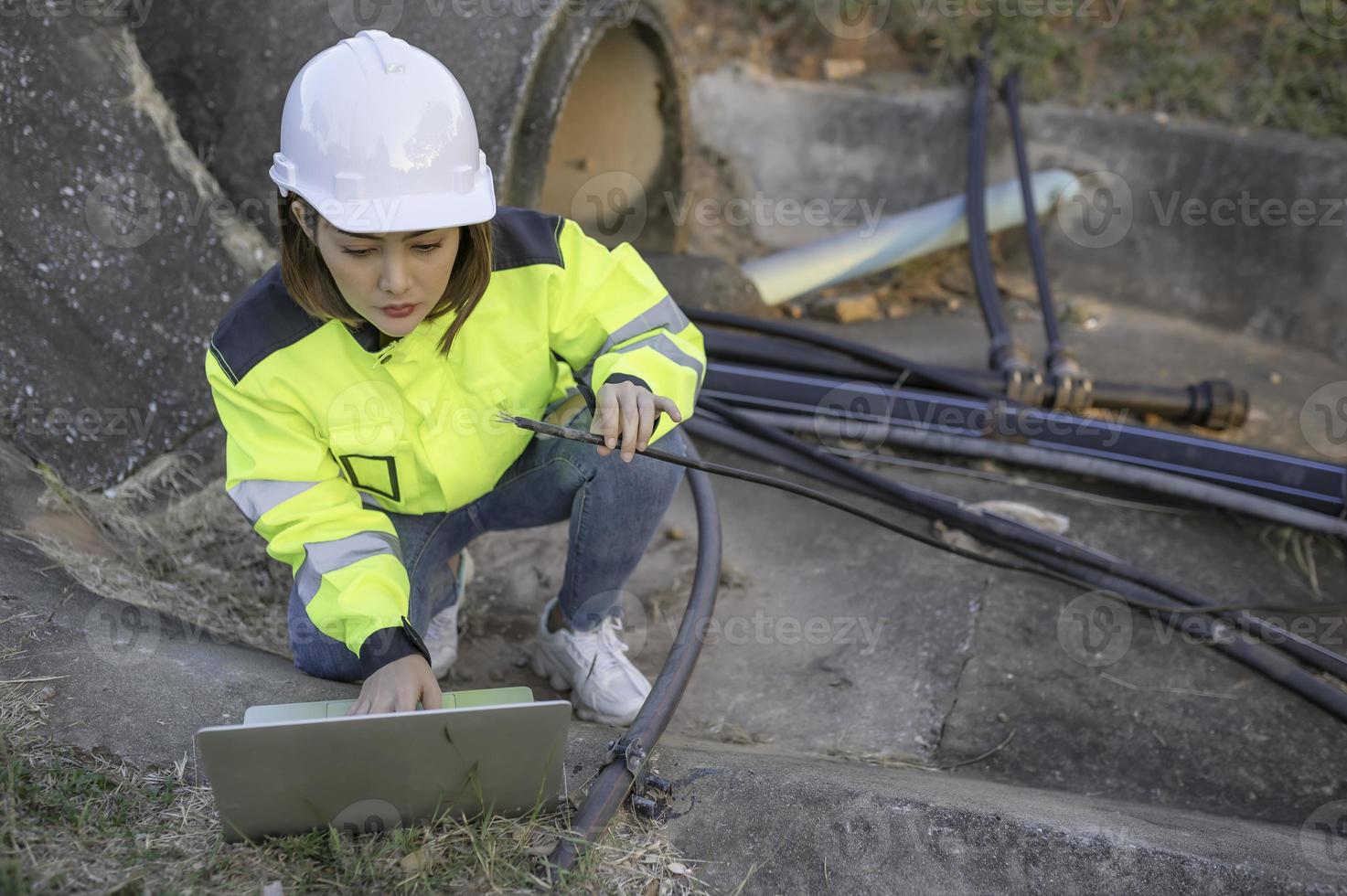 telecomunicazione ingegneri opera a cellula torri per 5g cellula Telefono segnali, rete Torre Manutenzione tecnici foto