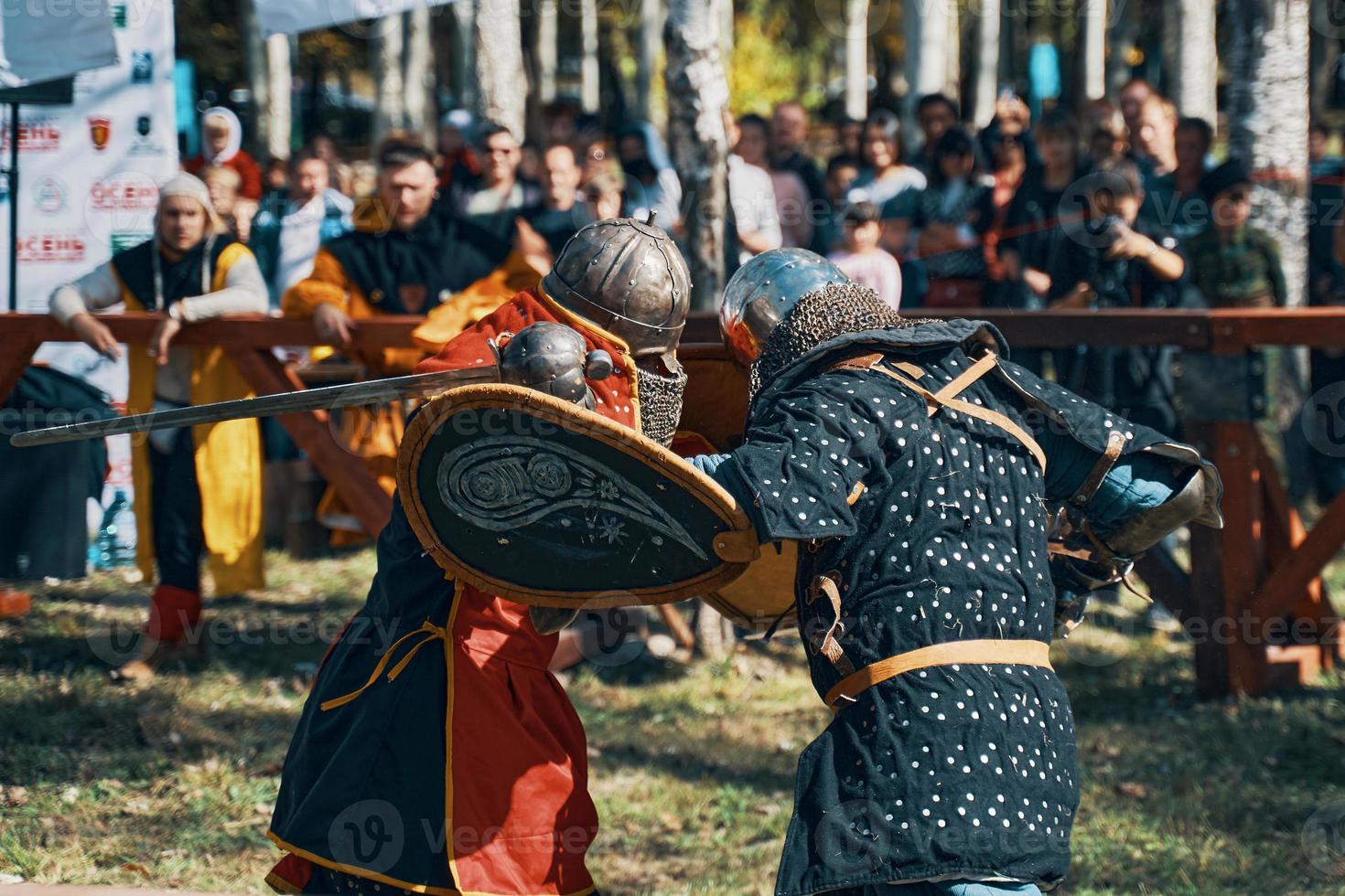 battaglia di cavalieri in armatura con spade a bishkek, kirghizistan 2019 foto