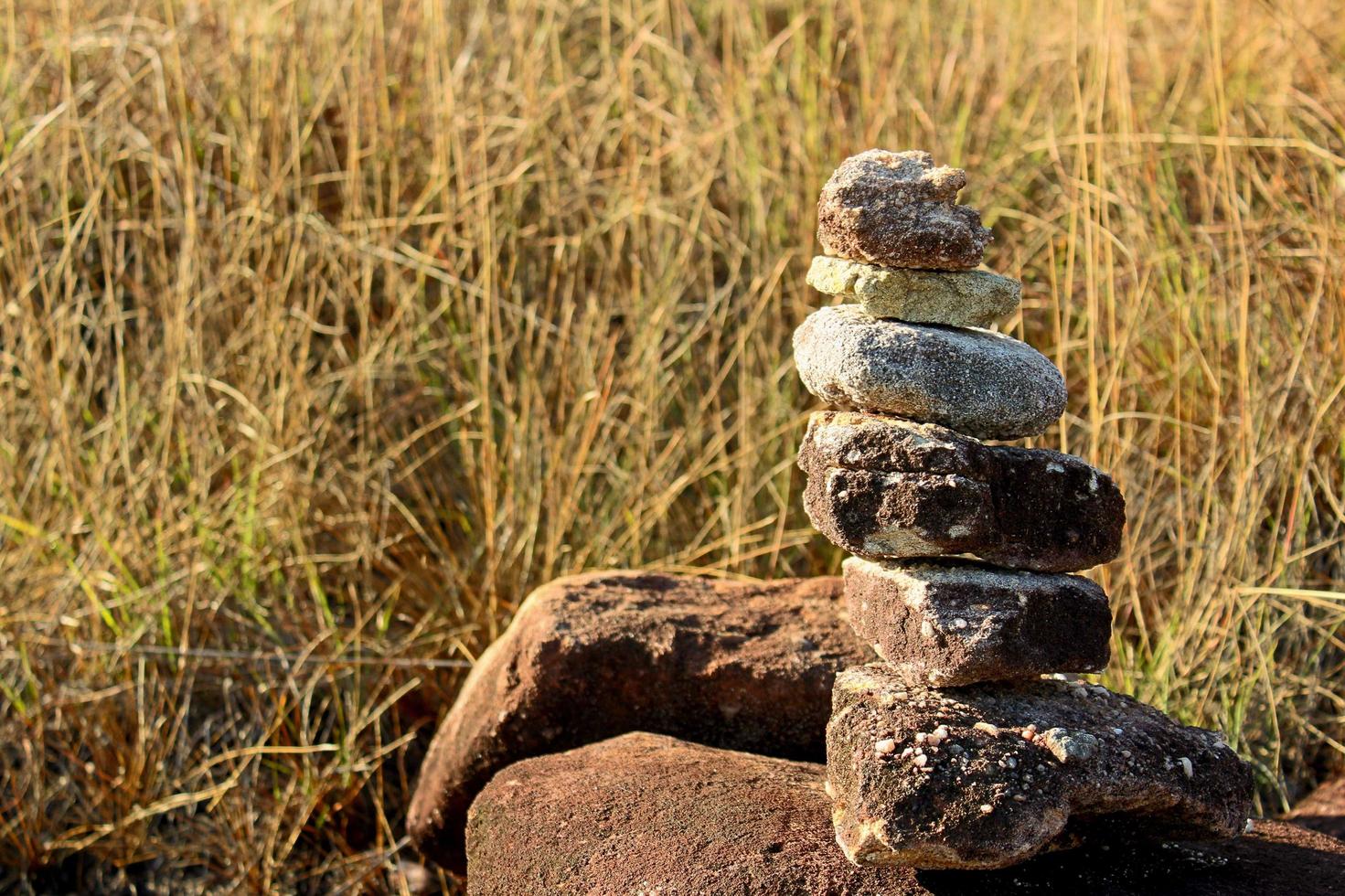 bilanciare le rocce nell'erba foto