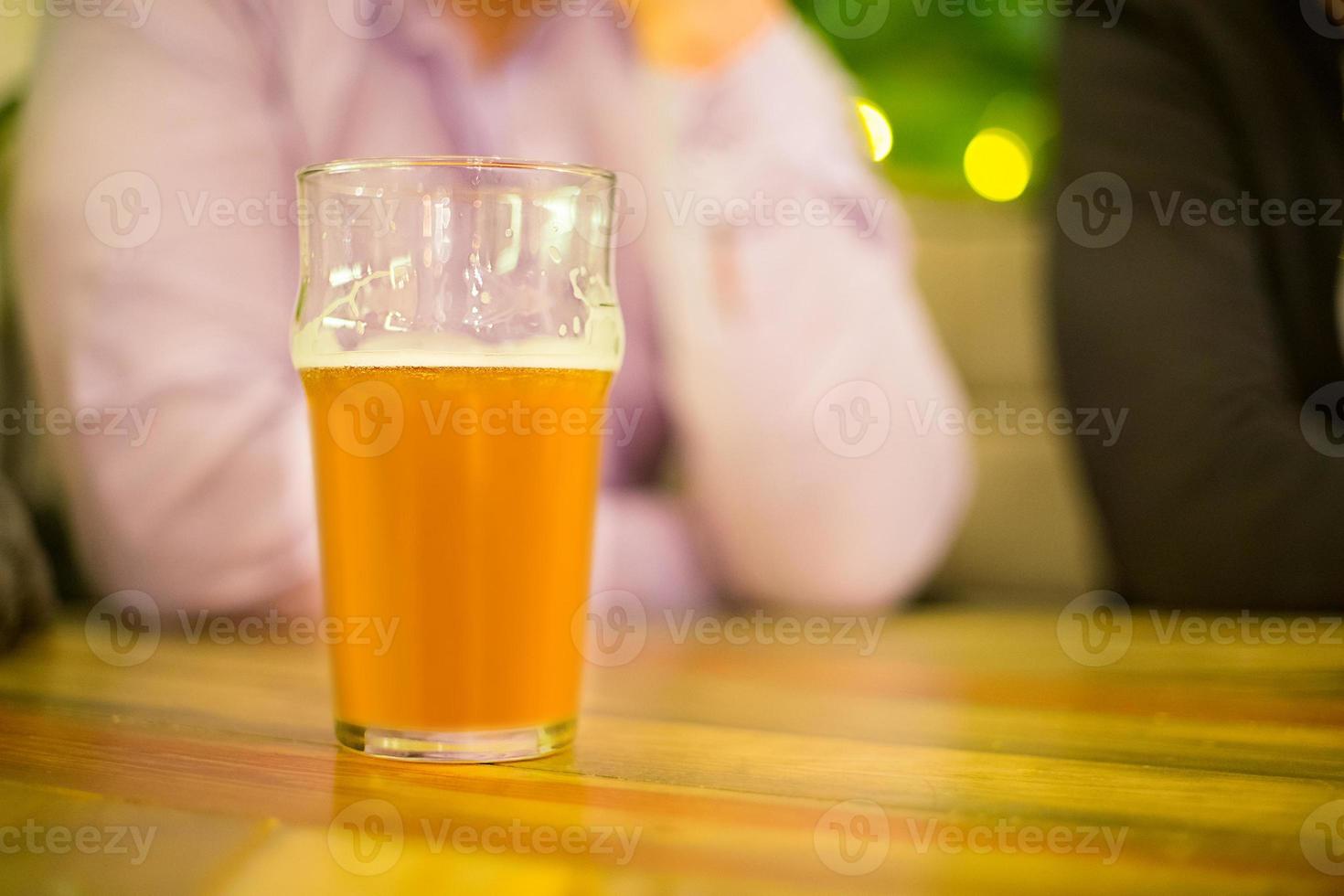 boccale di birra sul tavolo foto