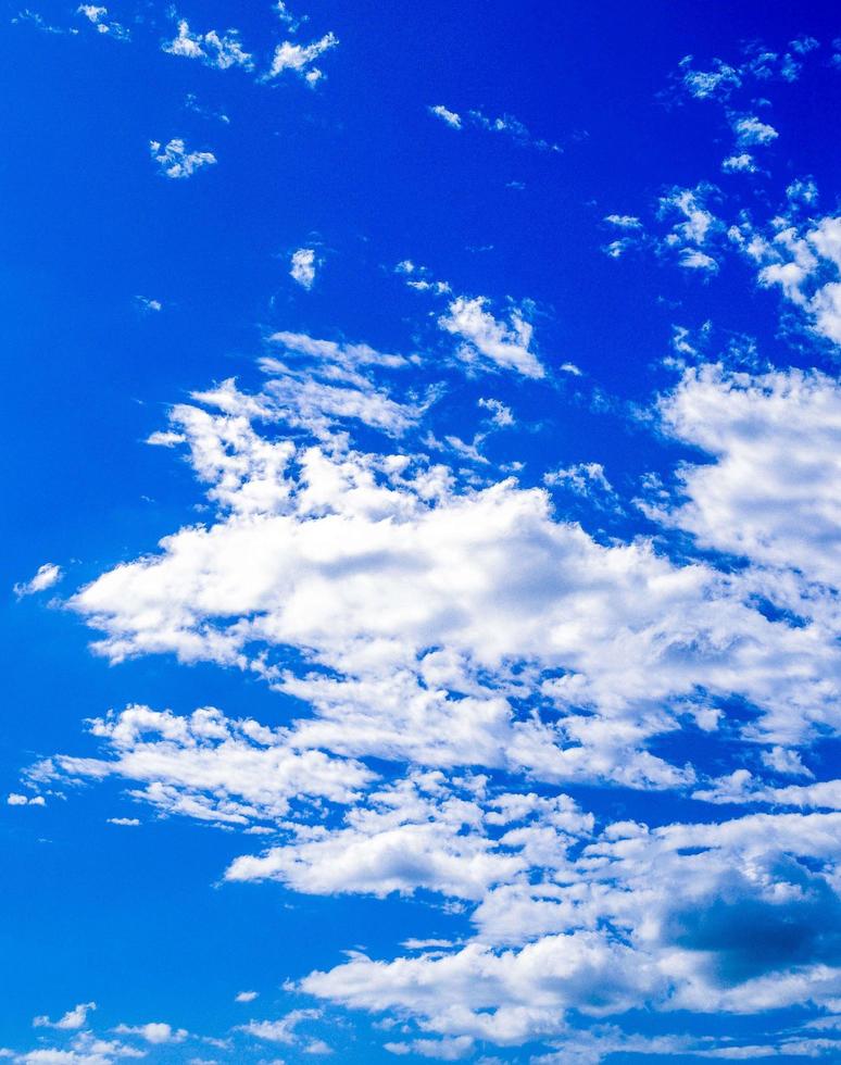 nuvole bianche e cielo blu foto