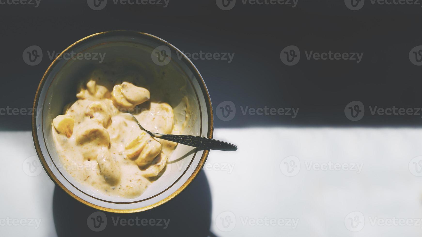 banane e avena e yogurt a colazione foto