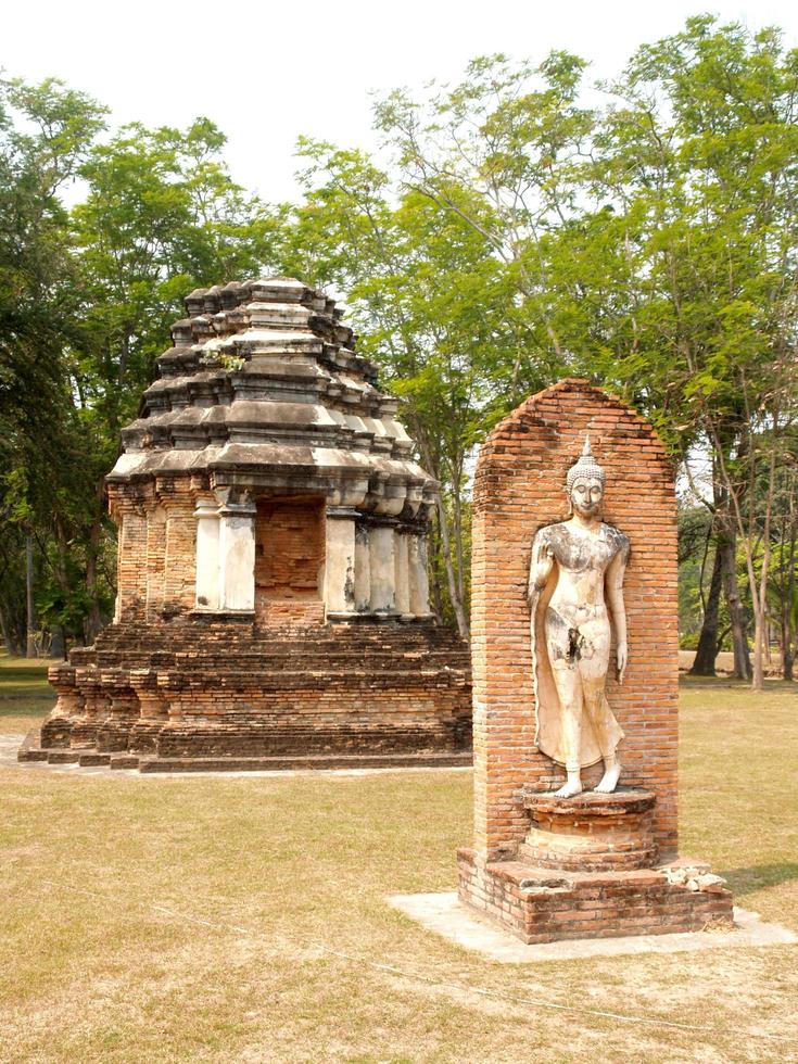 mueang kao, thailandia, 2021 - rovine di rilievo nel parco storico di sukhothai foto