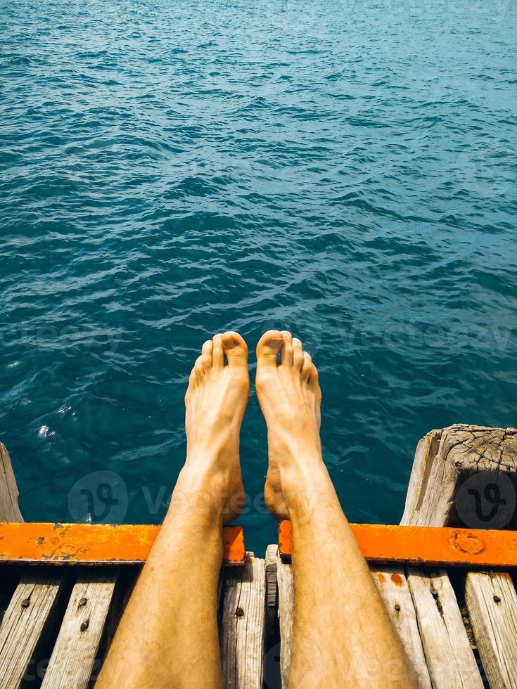 le gambe dell'uomo su un molo foto