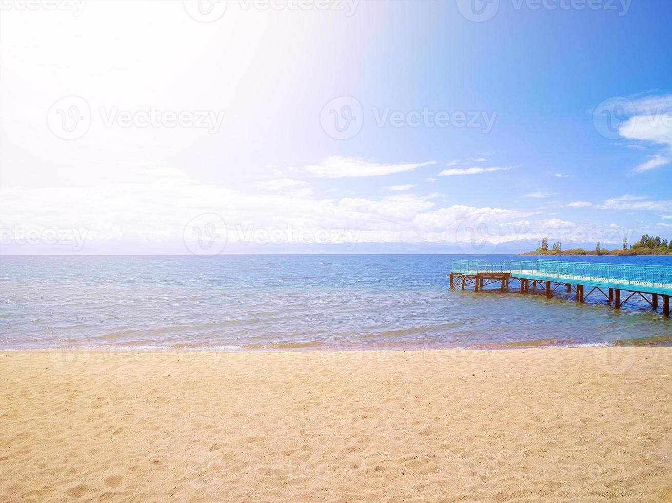 spiaggia di sabbia, mare e molo foto