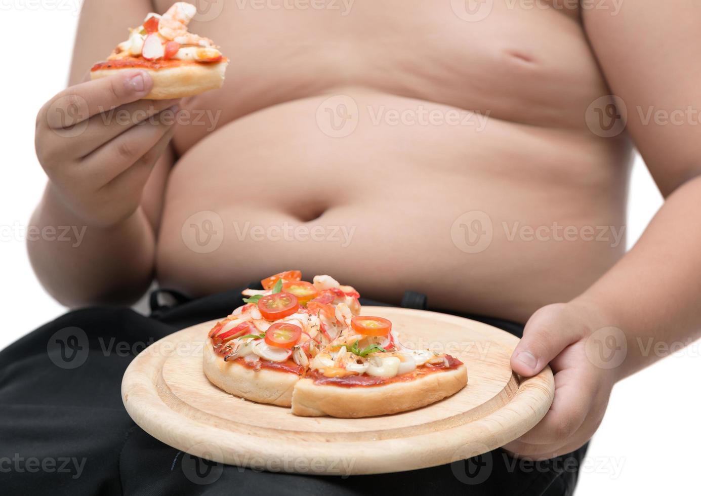 Pizza nel legna piatto con obeso Grasso ragazzo sfondo isolato foto