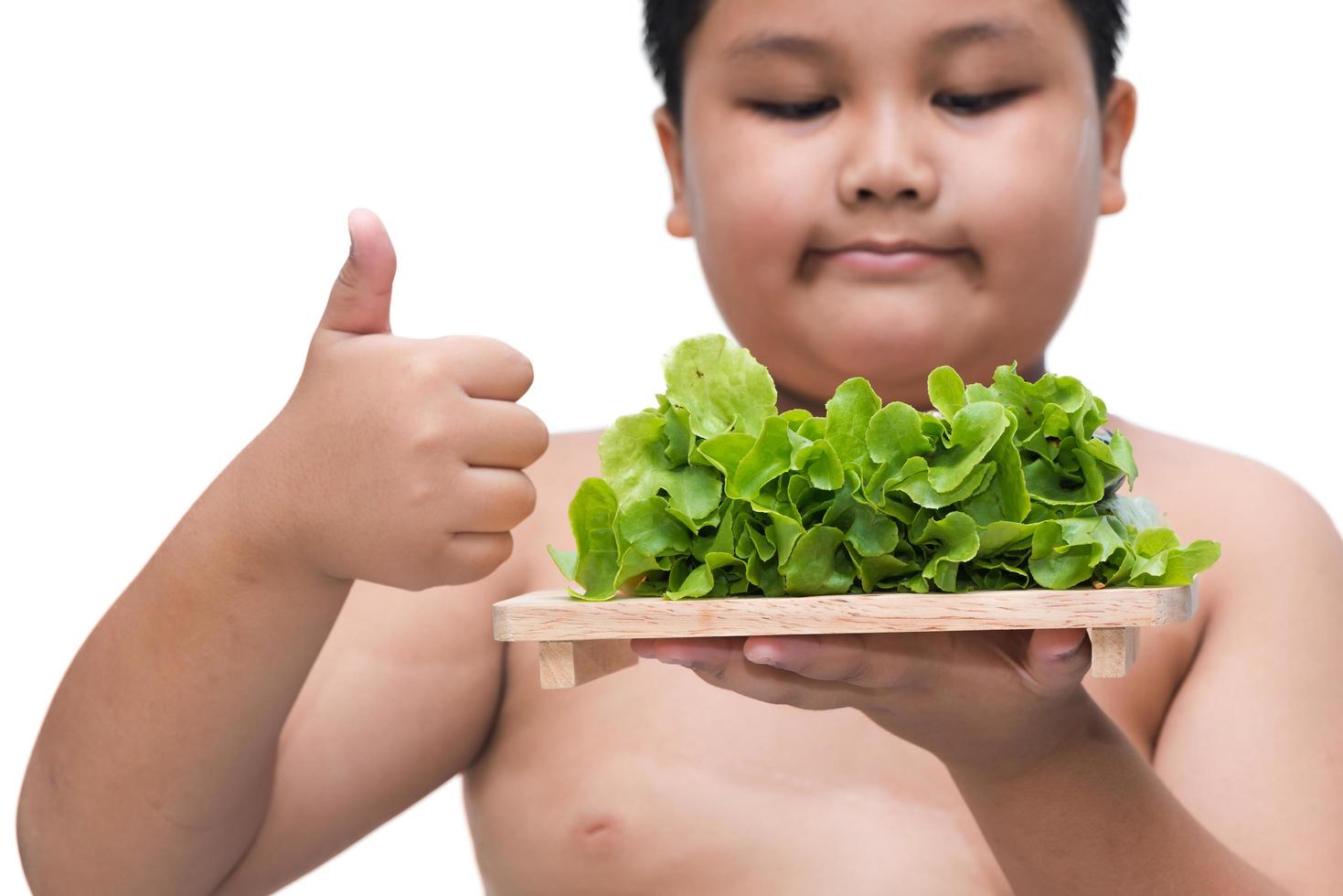 insalata rotolo su Grasso ragazzo mano isolato foto