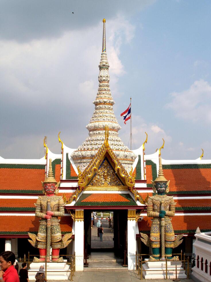 bangkok, thailandia, 2021 - ingresso del wat phra kaew foto