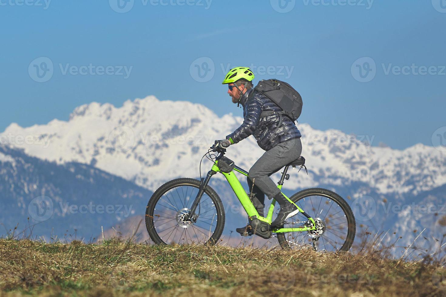 giovane durante l'escursione in mountain bike sulla collina foto