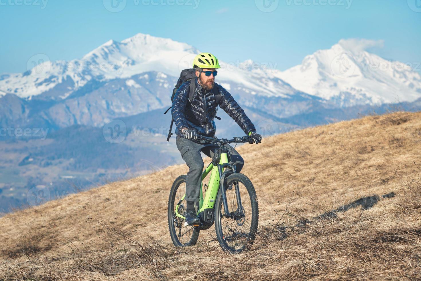 uomo in bicicletta su una montagna foto