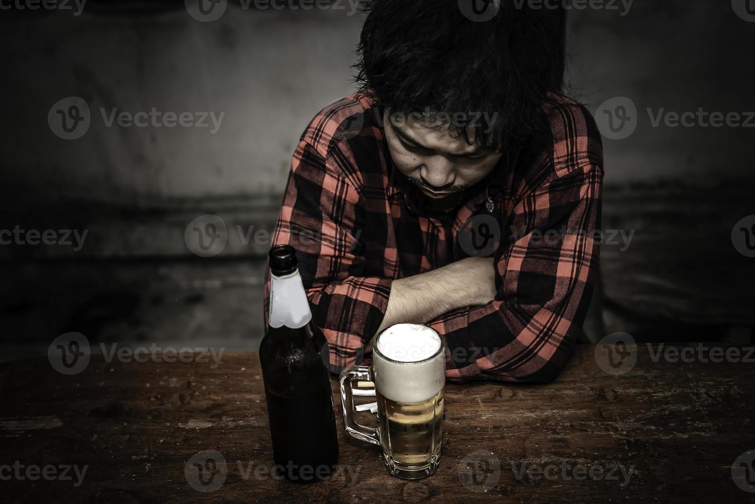 asiatico uomo bevanda Vodka solo a casa su notte tempo, thailandia persone, stress uomo ubriaco concetto foto