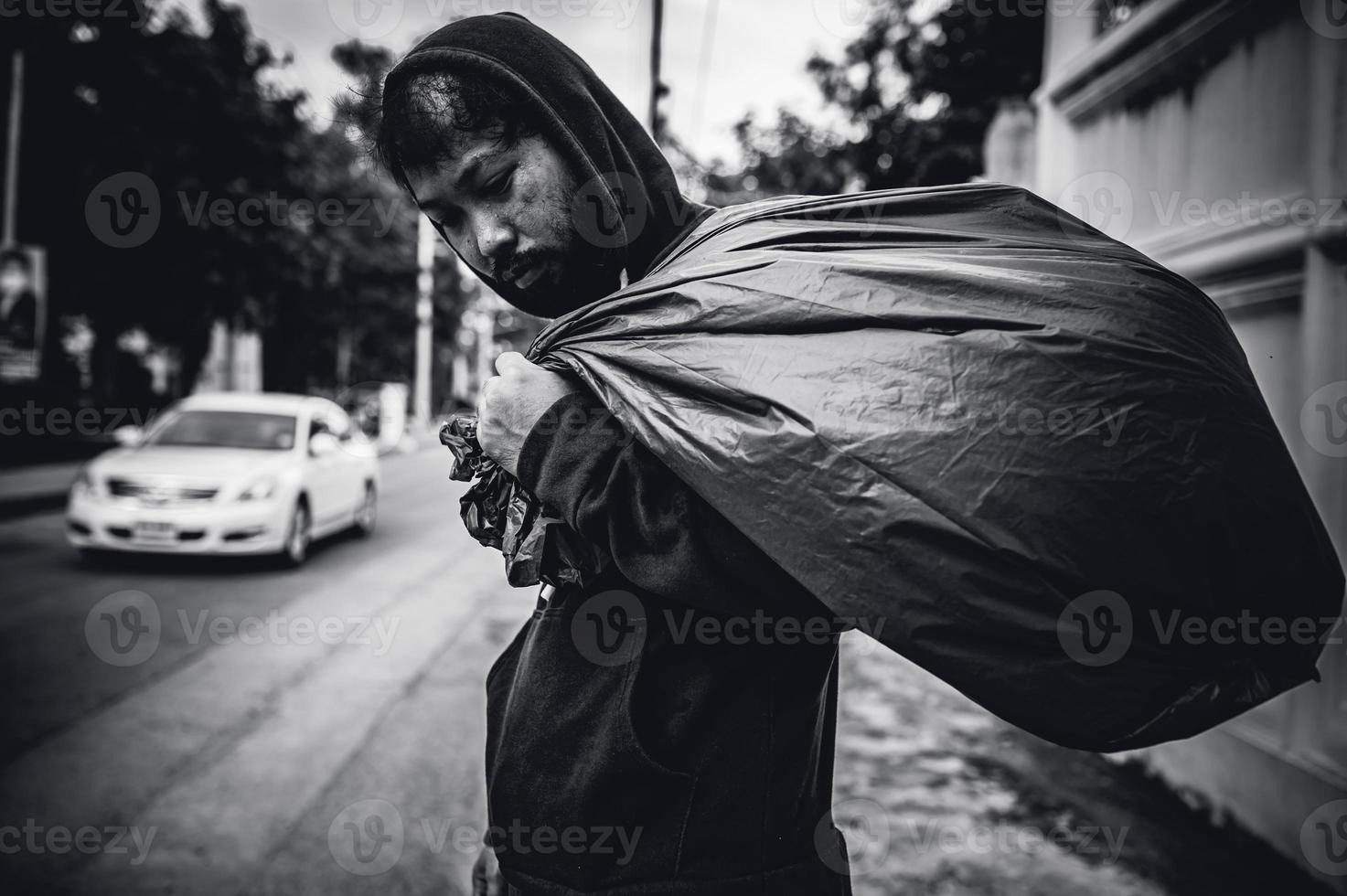 asiatico uomo è senza casa a il lato strada, a sconosciuto ha per vivere su il strada solo perché lui ha no famiglia. foto