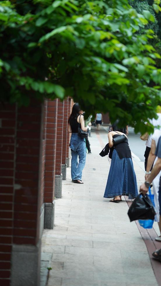 Guangzhou città, Cina, 2022 - il città strada Visualizza con il maschera persone a piedi su il strada durante il convincere 19 foto