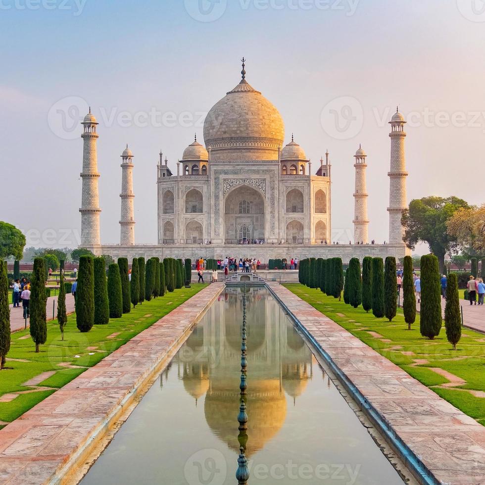 taj mahal vista frontale riflessa sulla piscina di riflessione. foto