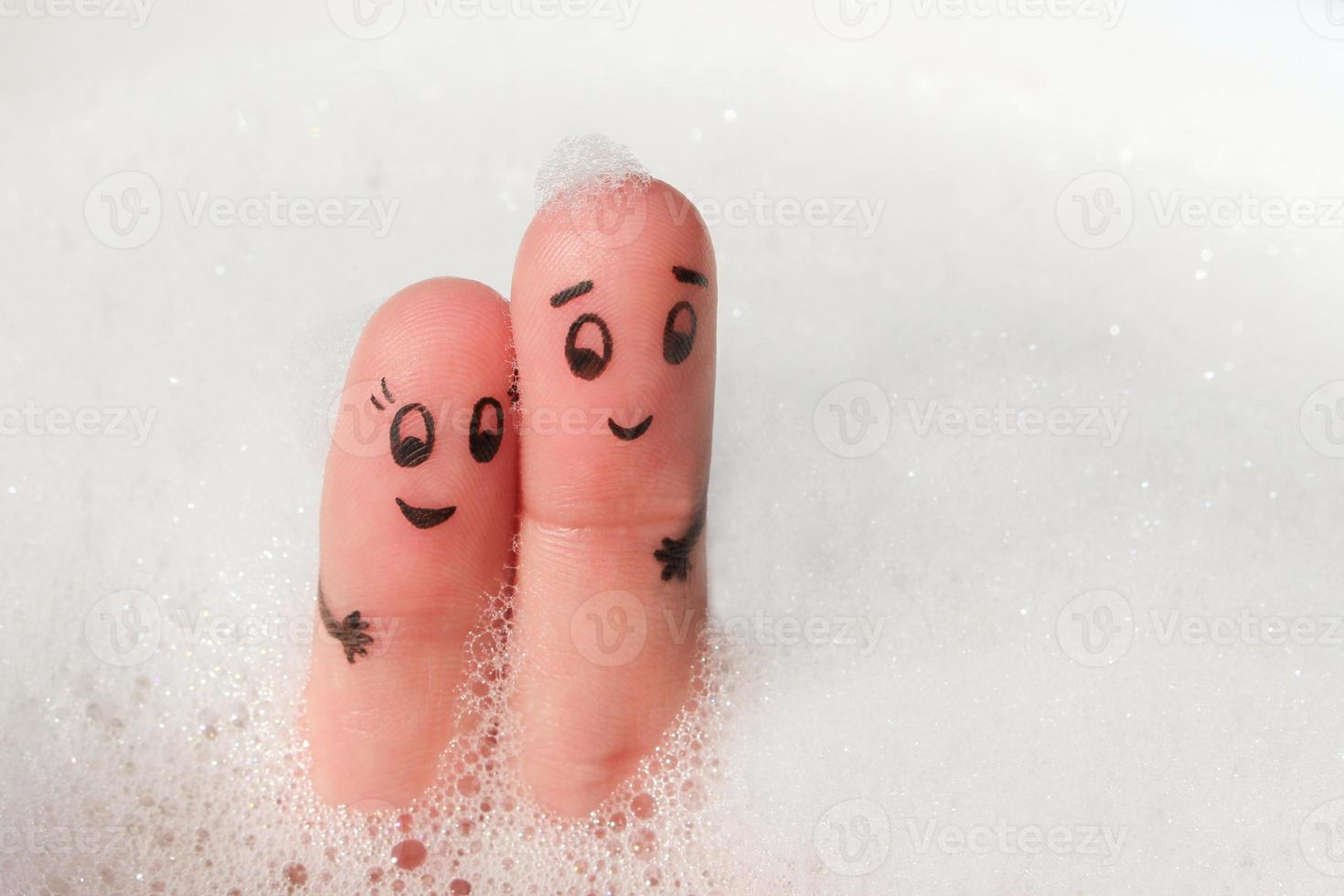 dito arte di contento coppia fare il bagno nel bagno con schiuma. foto