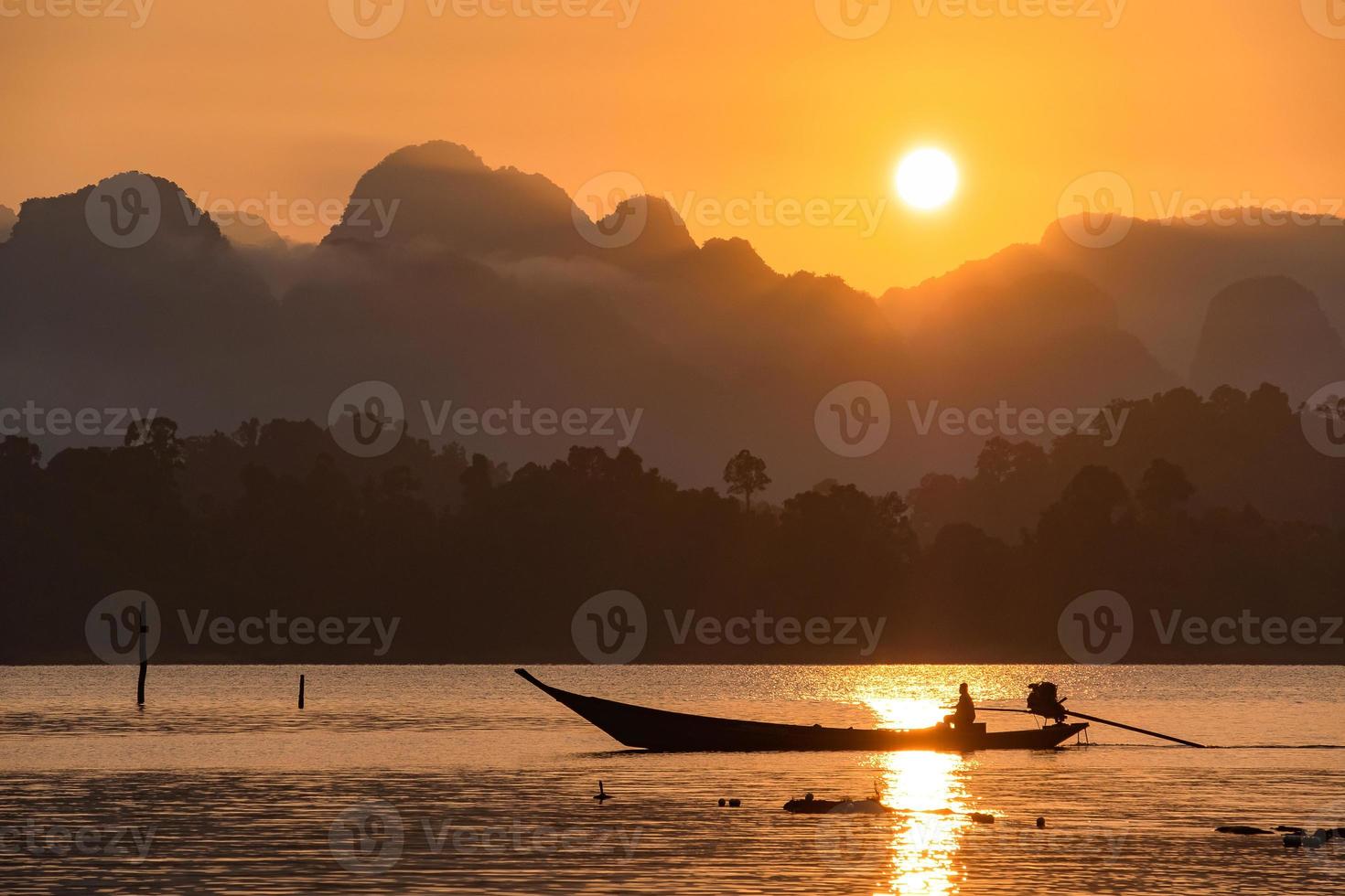 immagine silhouette di una barca a vela in una diga nel sud della Thailandia foto