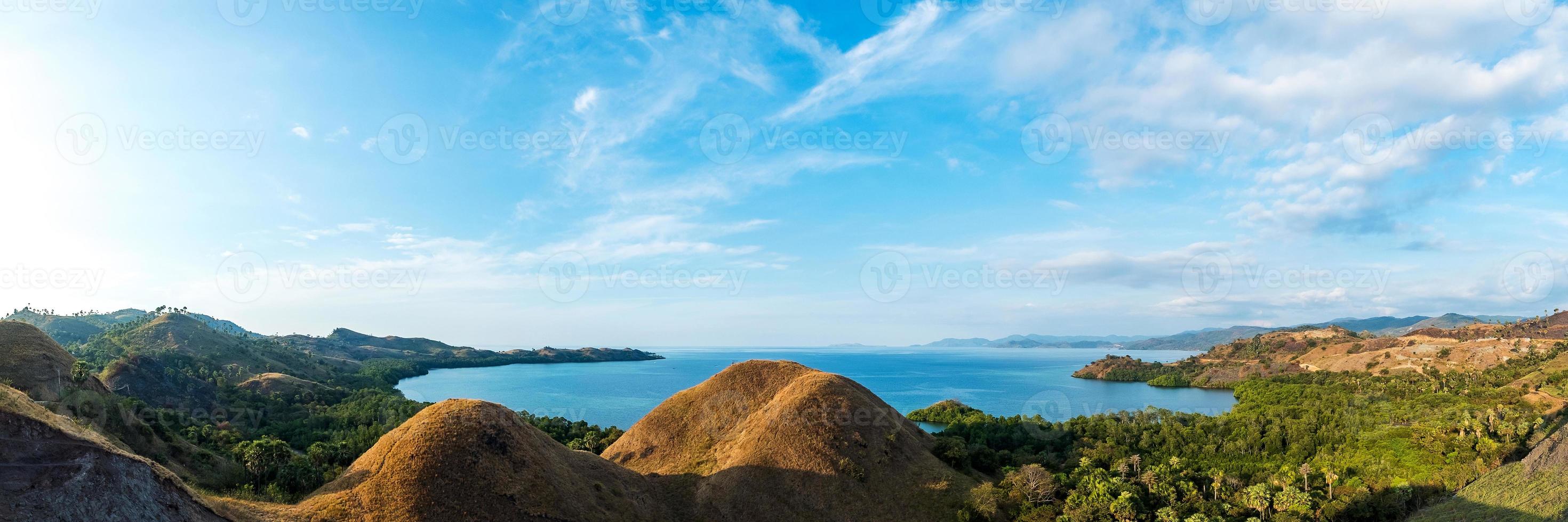 panorama al punto di tramonto di amelia, bajo di labuan, isola di flores, indonesia foto