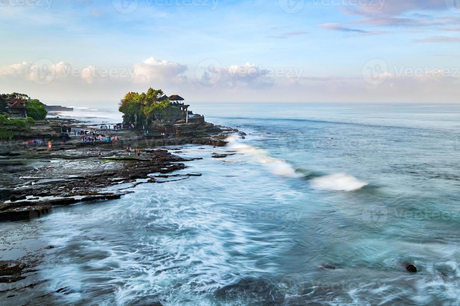 tanah lot, bali indonesia. paesaggio naturale tropicale dell'indonesia, bali foto