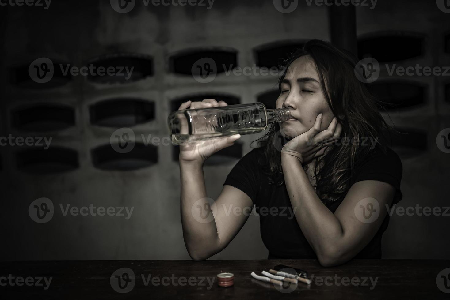 asiatico donna bevanda Vodka solo a casa su notte tempo, thailandia persone, stress donna ubriaco concetto foto