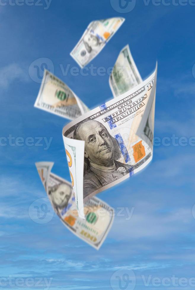 impostato di caduta o galleggiante 100 dollari fatture unito stati moneta - i soldi caduta su di il cielo. ai generato foto