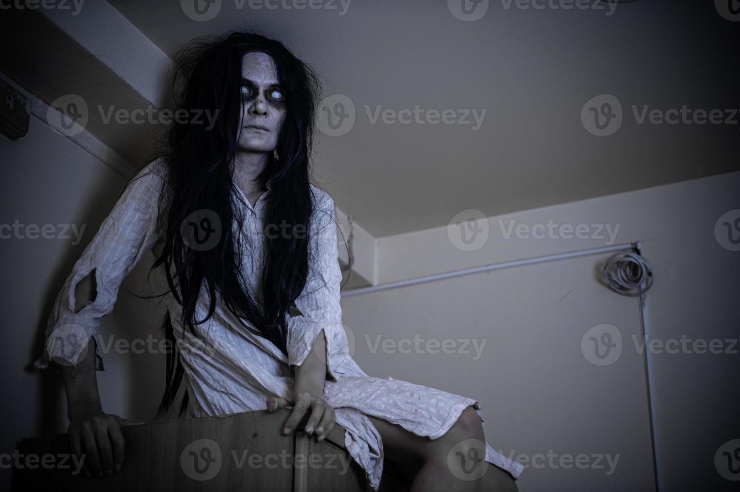 ritratto di donna asiatica make up fantasma, scena horror spaventosa per lo sfondo, concetto di festival di halloween, poster di film di fantasmi, spirito arrabbiato nell'appartamento foto