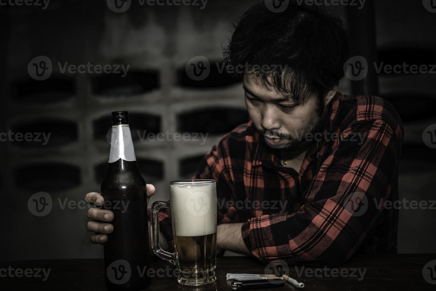 asiatico uomo bevanda Vodka solo a casa su notte tempo, thailandia persone, stress uomo ubriaco concetto foto