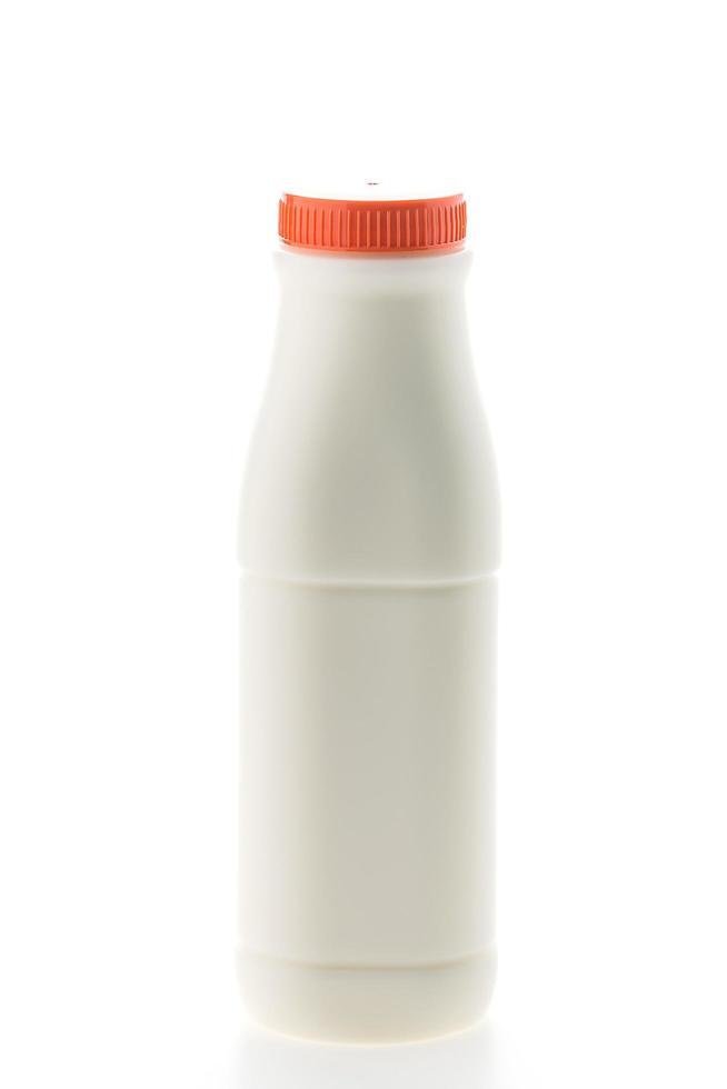 bottiglia di latte isolata su bianco foto