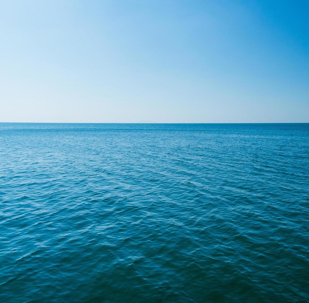 davanti Visualizza paesaggio blu mare e cielo blu sfondo mattina giorno Guarda calma estate natura tropicale mare bellissimo oceano acqua viaggio bangsen spiaggia est Tailandia Chonburi esotico orizzonte. foto