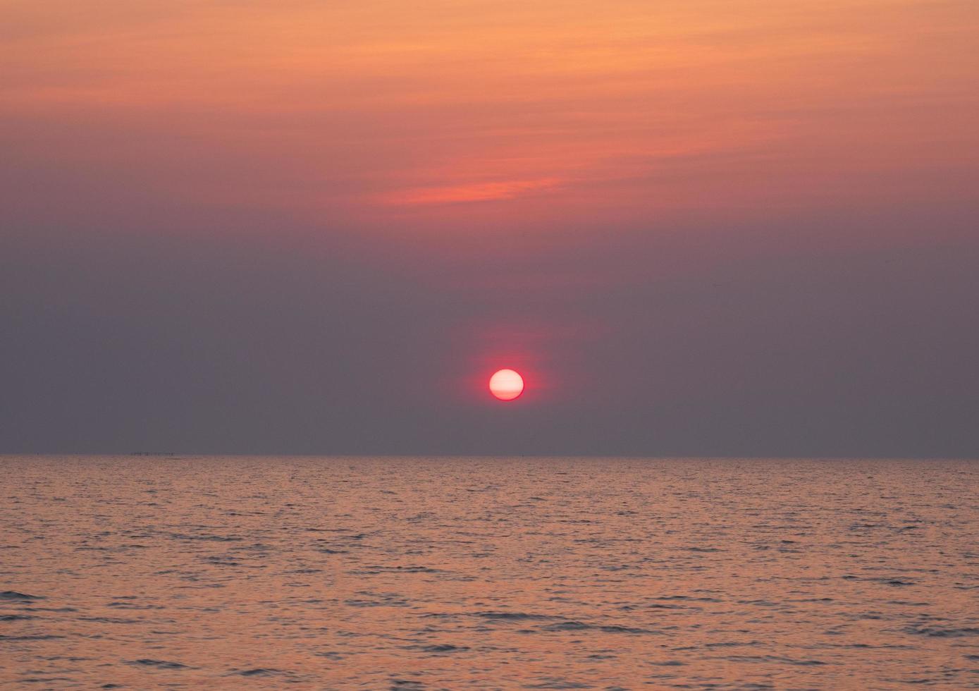 panorama davanti punto di vista paesaggio viaggio estate mare vento onda freddo su vacanza calma costiero grande sole impostato cielo leggero arancia d'oro natura tropicale bellissimo sera ora giorno a scoppio san spiaggia Tailandia. foto