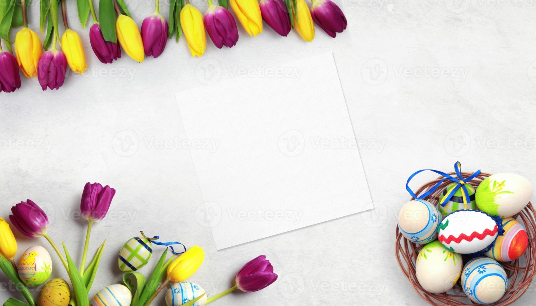bellissimo sfondo di Pasqua con tulipani colorati e uova di Pasqua. foto