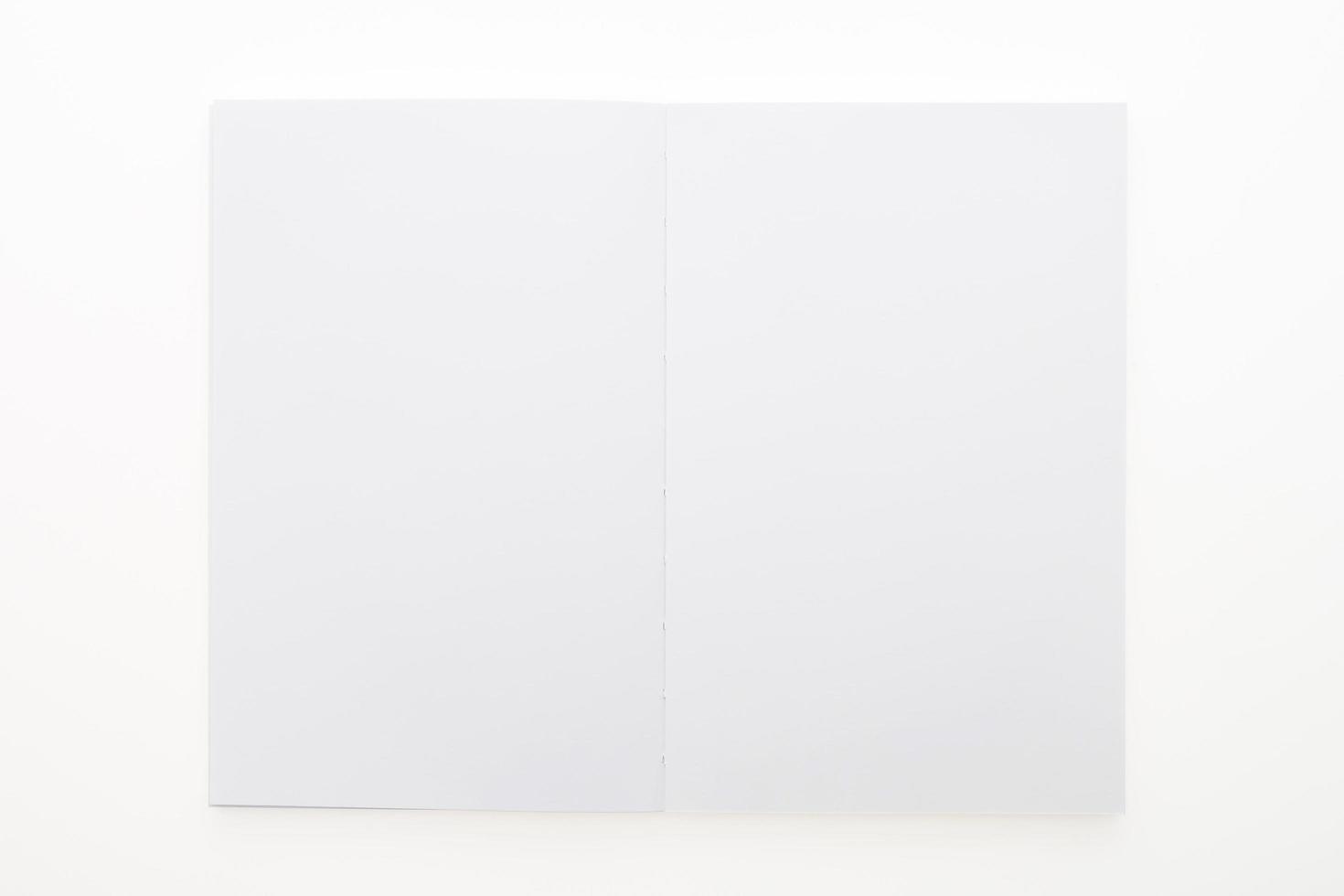 carta del taccuino in bianco isolata foto