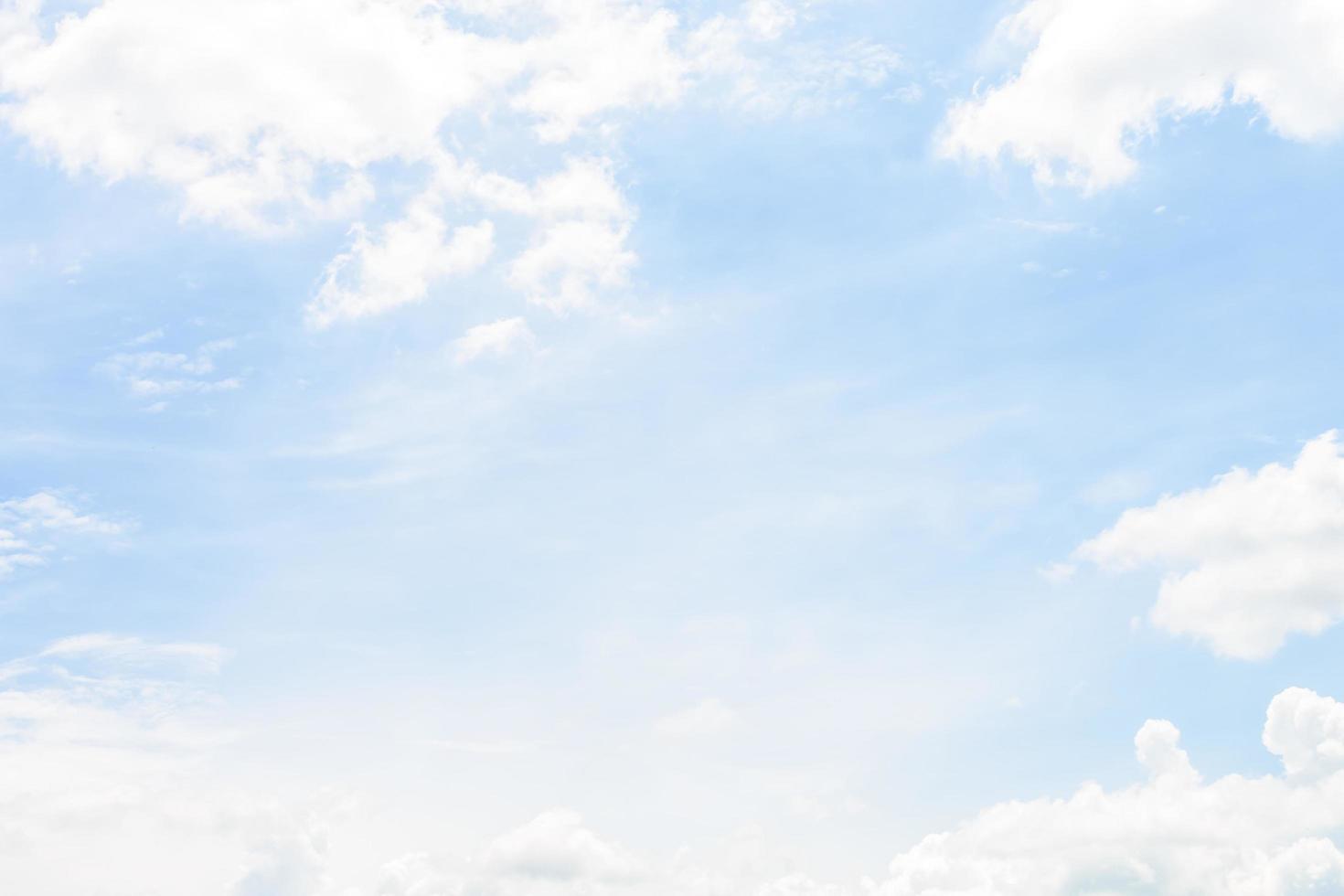 nuvola bianca su sfondo azzurro del cielo foto