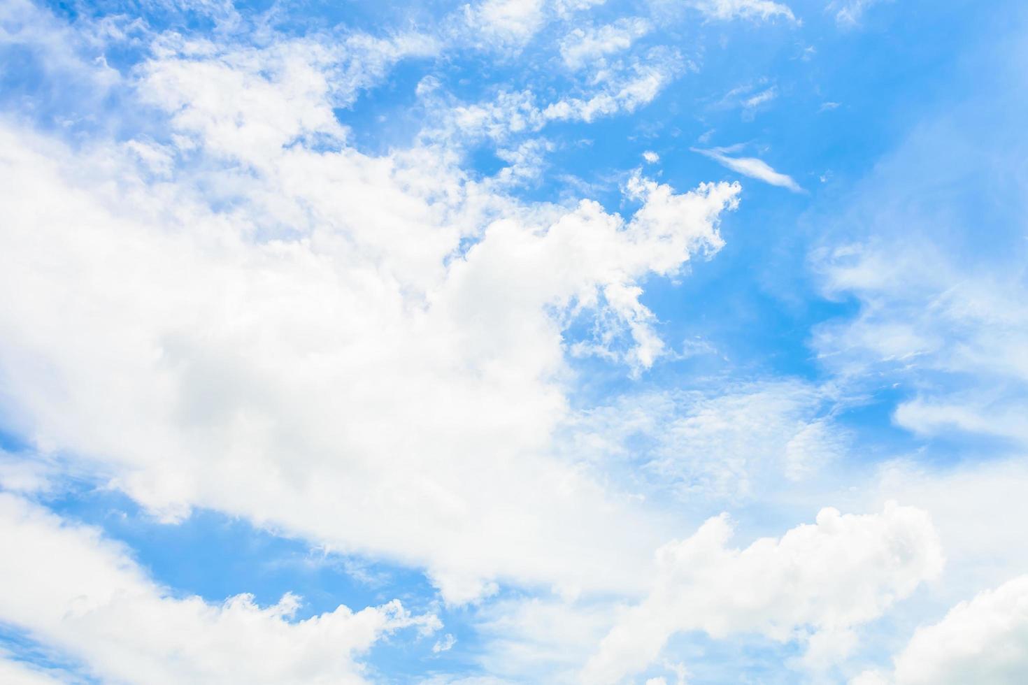 nuvola bianca su sfondo azzurro del cielo foto