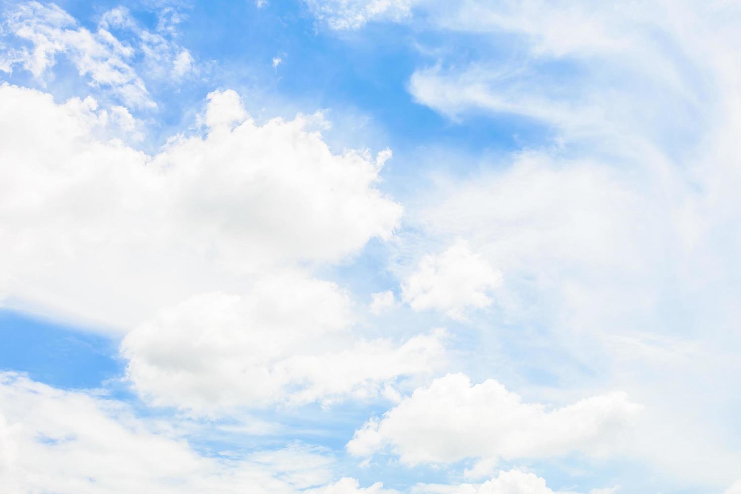 nuvola bianca su sfondo azzurro del cielo foto