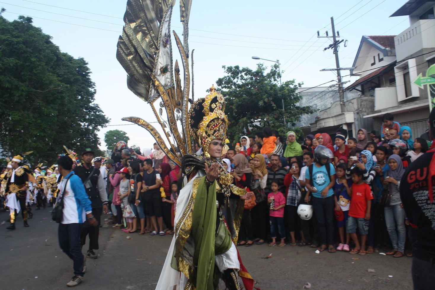 Jember, jawa timor, Indonesia - agosto 25, 2015 jember moda carnevale partecipanti siamo dando loro migliore prestazione con loro costumi e espressioni durante il evento, selettivo messa a fuoco. foto