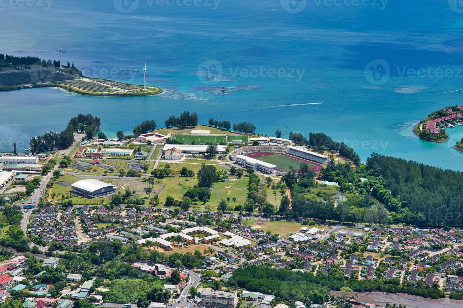 copolia pista Visualizza di il sport complesso e Residenziale governo casa, e il energia isola, mahe Seychelles foto