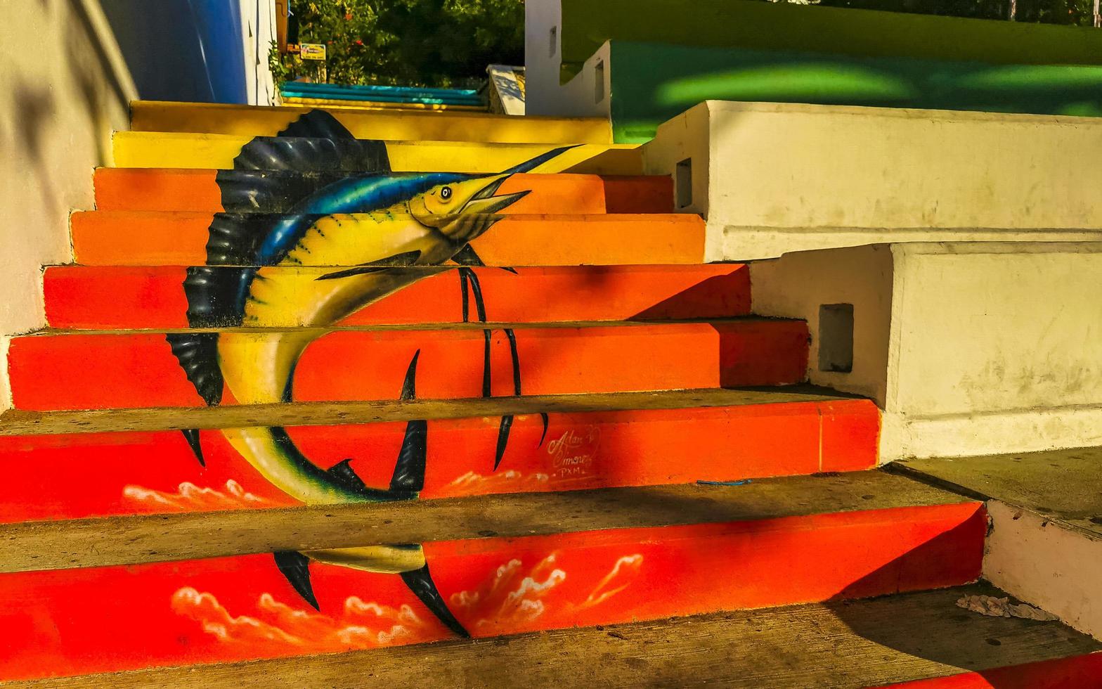 puerto escondido oaxaca Messico 2023 le scale con pesce graffiti arte disegni dipinti puerto escondido Messico. foto