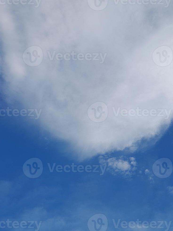 bellissimo bianca nuvole su in profondità blu cielo sfondo. grande luminosa morbido soffice nuvole siamo copertina il intero blu cielo. foto