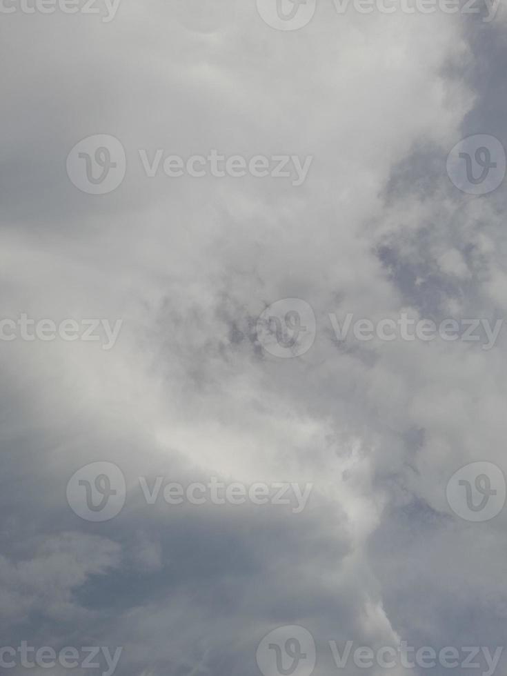 bellissimo nuvole su in profondità blu cielo sfondo. grande luminosa morbido soffice nuvole siamo copertina il intero blu cielo. foto