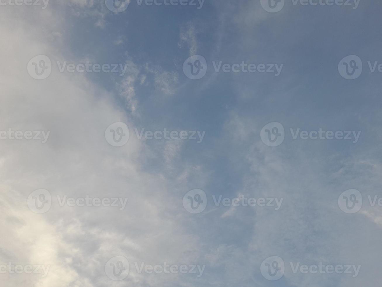 bellissimo nuvole su in profondità blu cielo sfondo. grande luminosa morbido soffice nuvole siamo copertina il intero blu cielo. foto